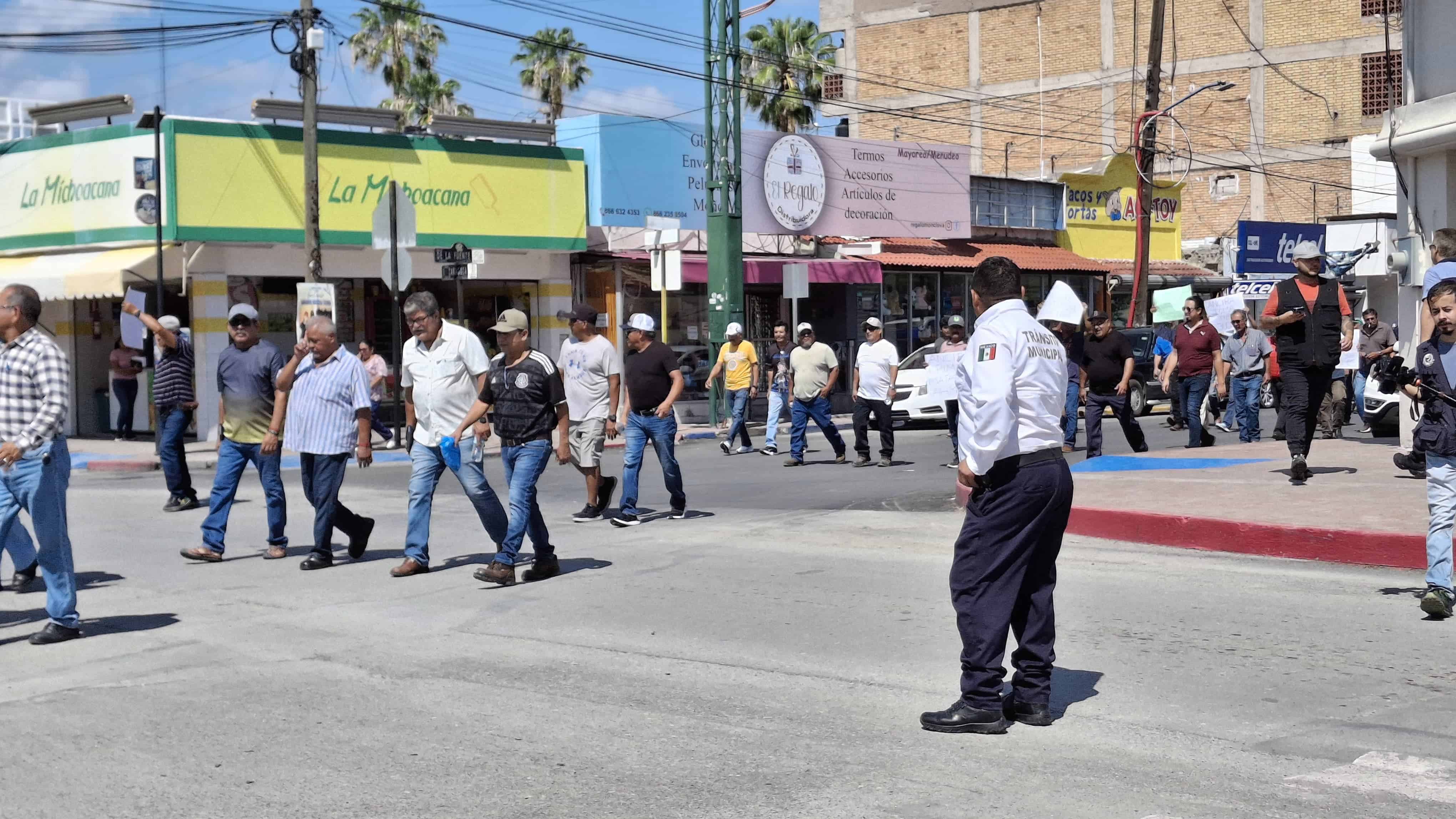 Obreros de AHMSA marchan en Monclova por pago de liquidaciones
