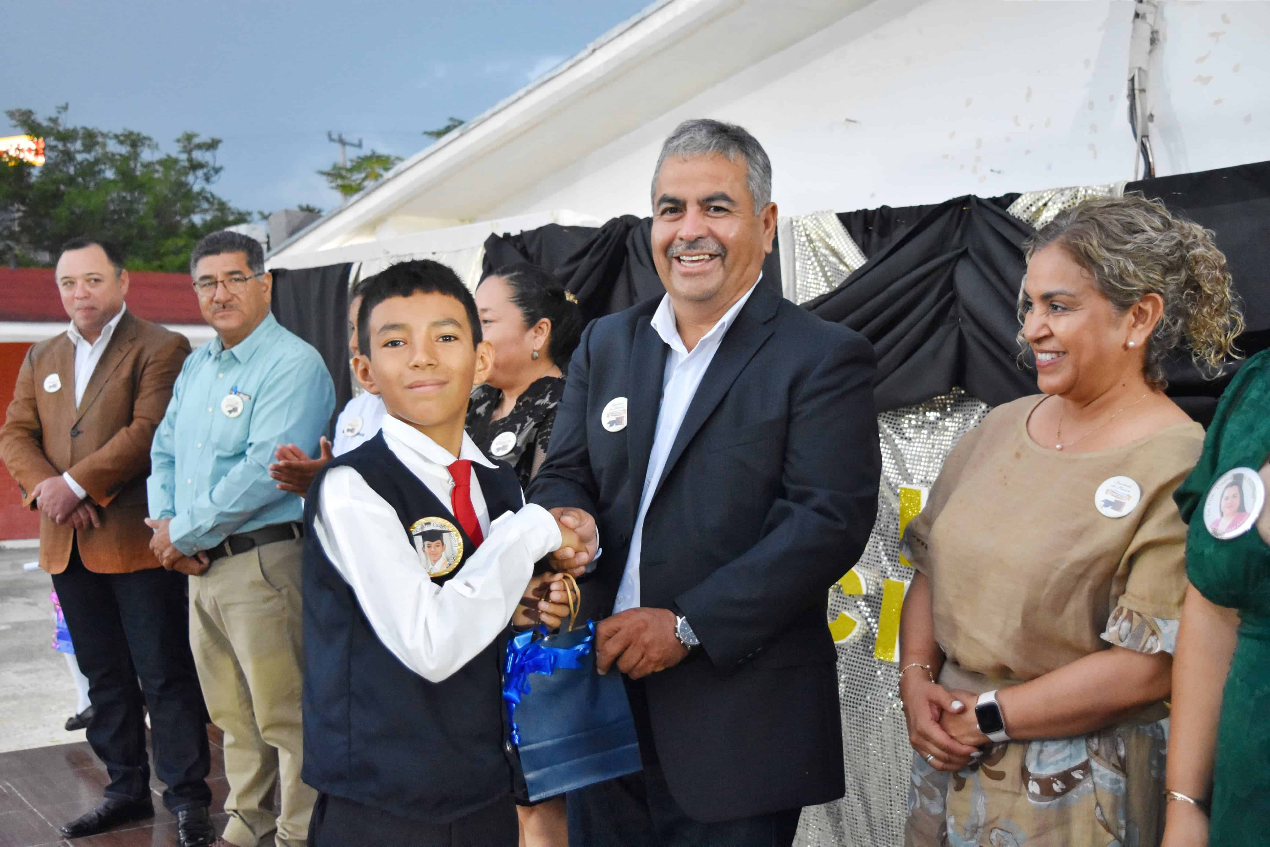 Emotiva ceremonia de graduación en Escuela Primaria Cesáreo Castro