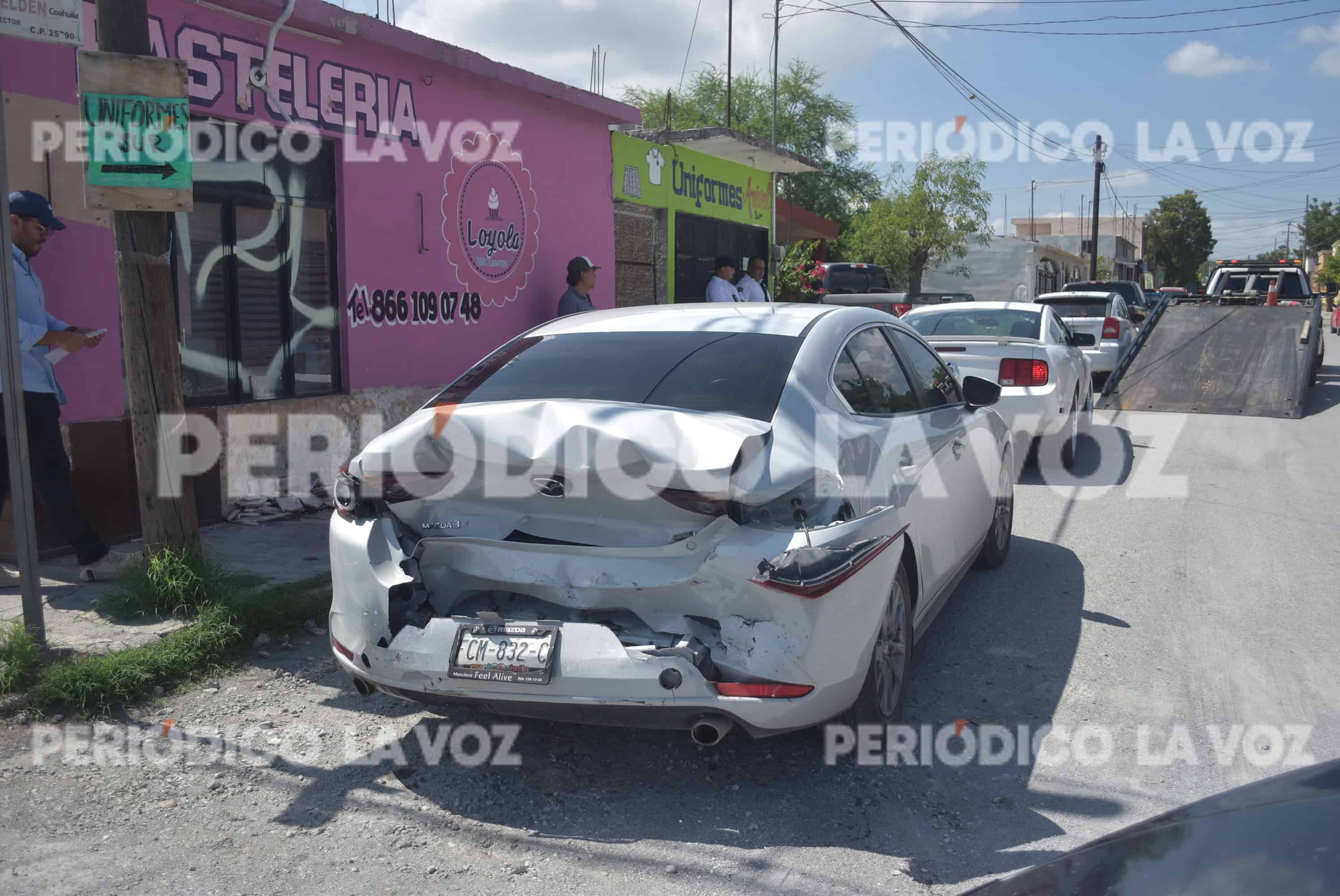 Colisión en avenida Sidermex involucra a Ford Mustang y Mazda
