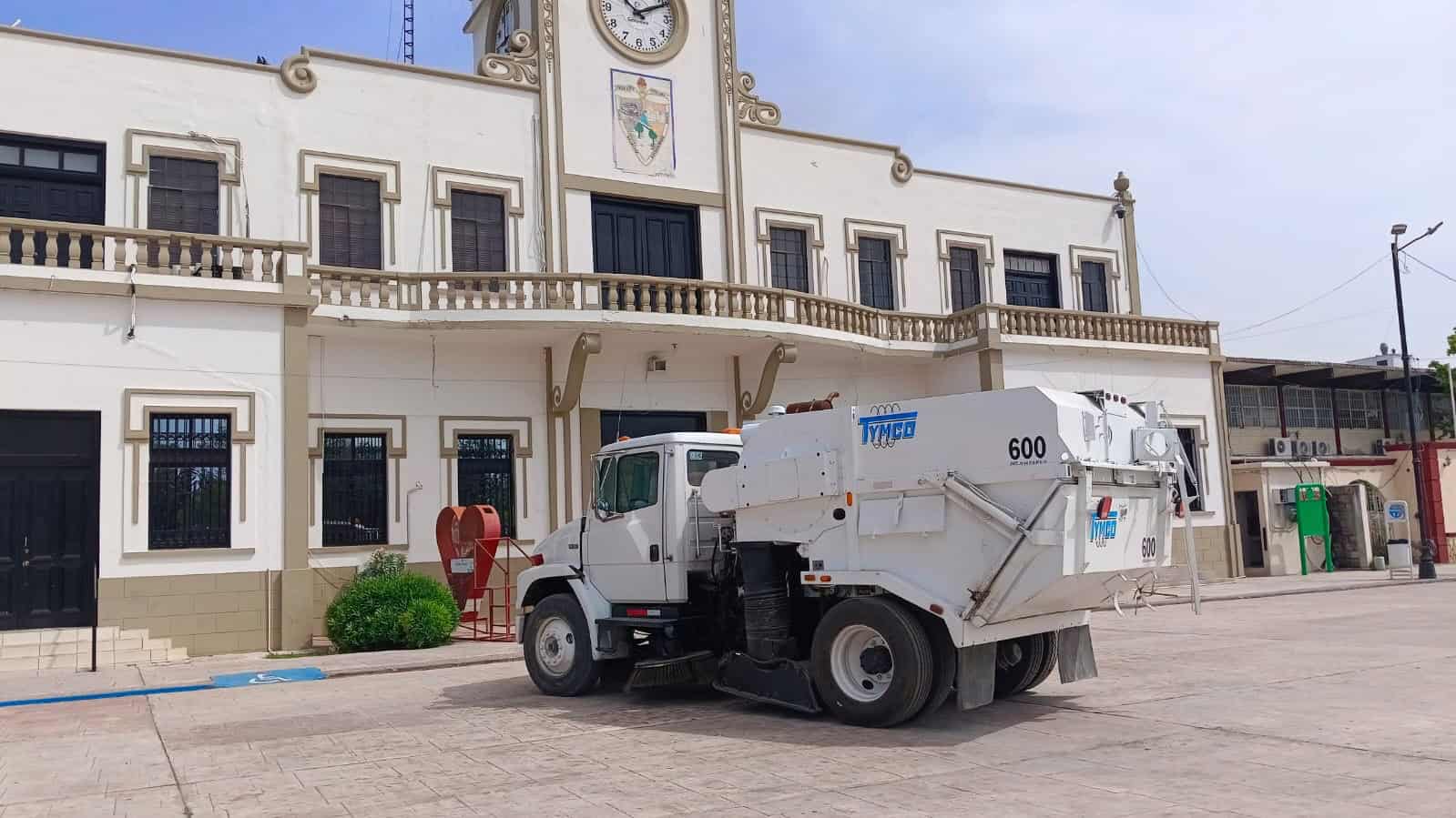 Vecinos de Sabinas cuestionan compra de máquina barredora de calles