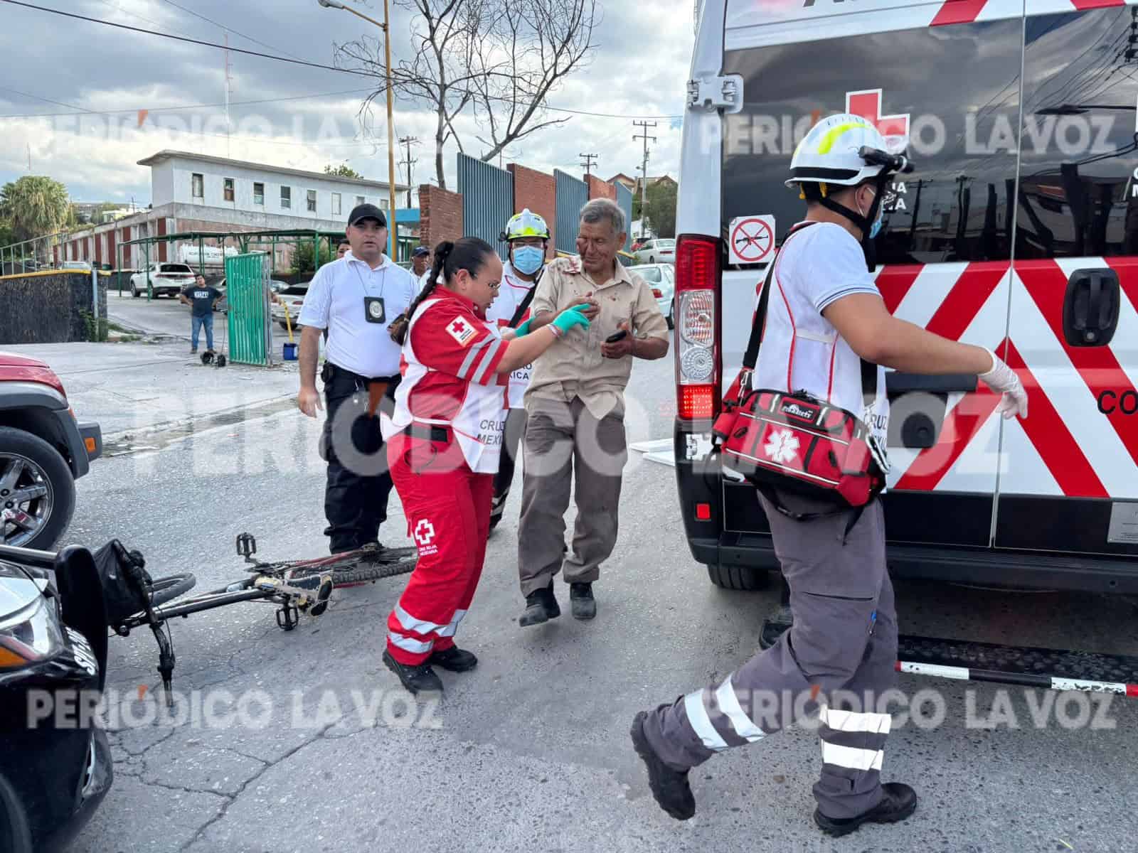Ciclista choca con automóvil en la calle Durango de Monclova