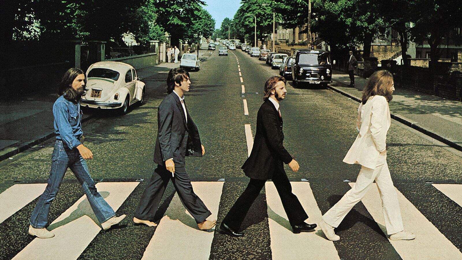 Una mujer descubre un tesoro musical en una maleta antigua, disco original de The Beatles