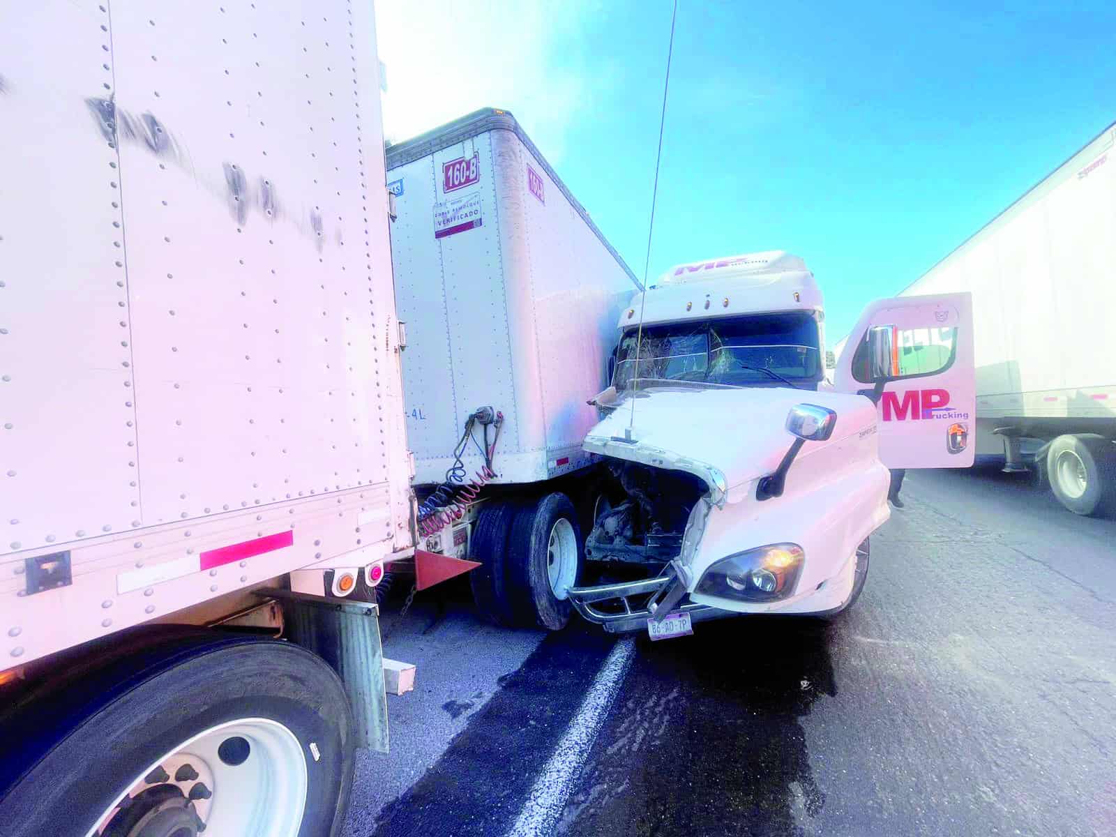 Nuevo choque de tractocamiones en Los Chorros de la Carretera Federal 57