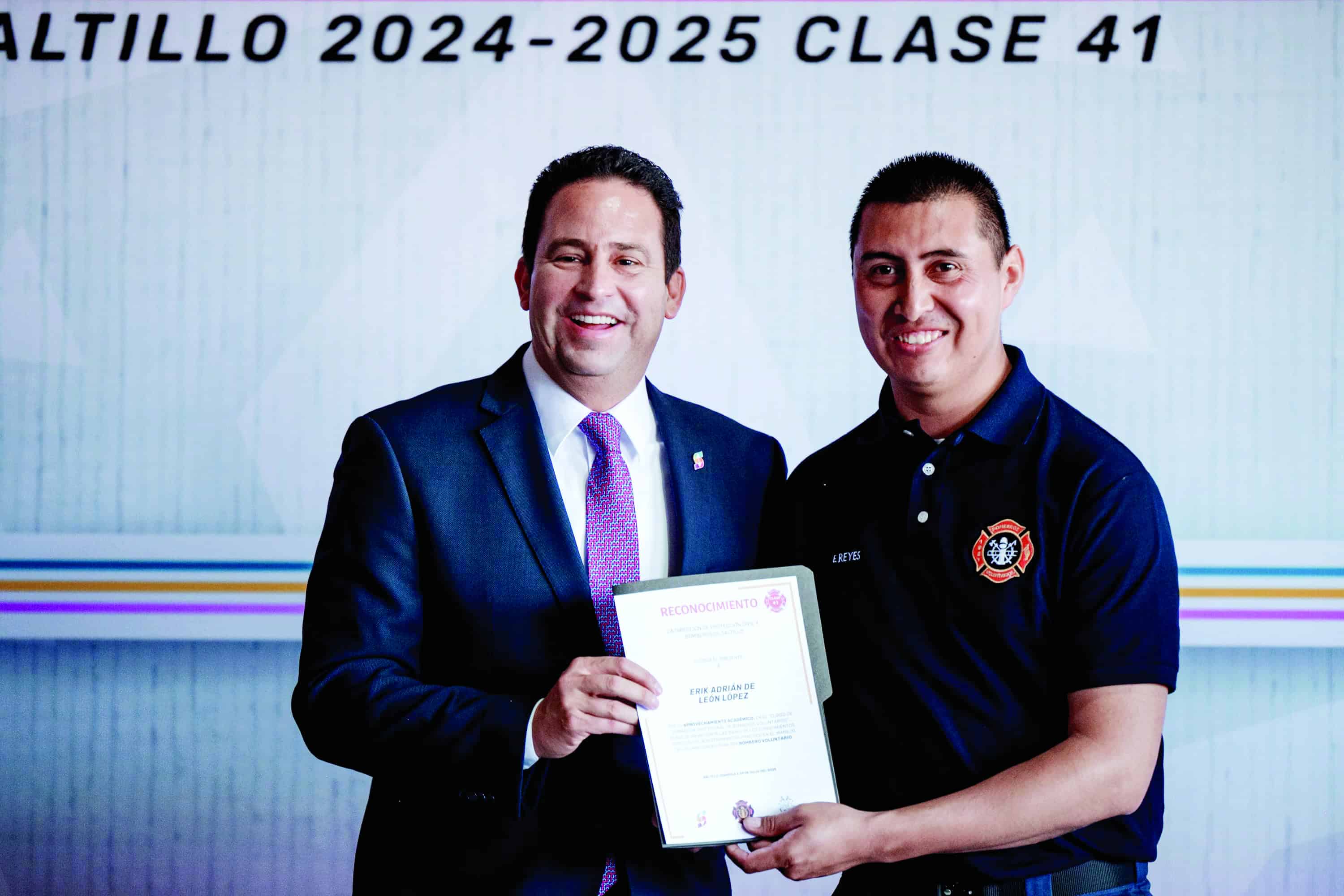 Alcalde de Saltillo reconoce a Bomberos en Graduación
