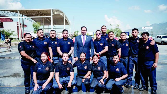 Alcalde de Saltillo reconoce a Bomberos en Graduación