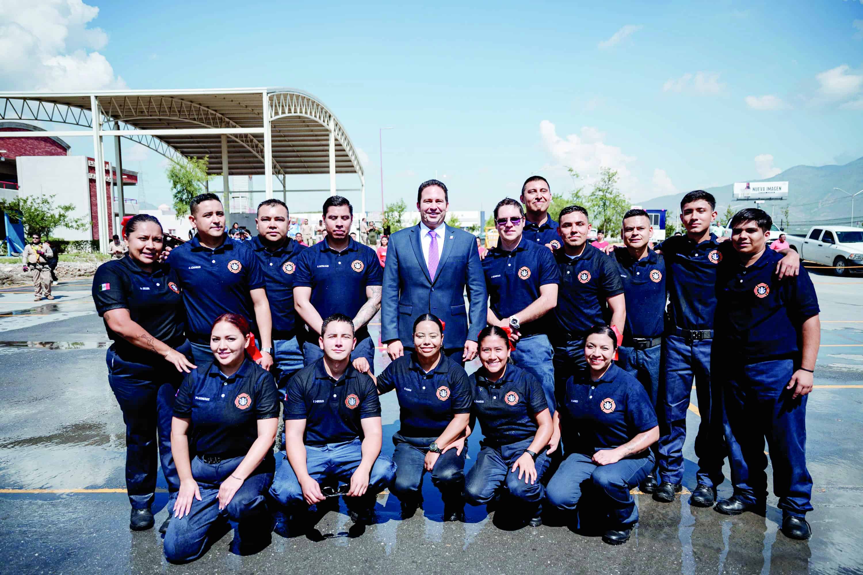 Alcalde de Saltillo reconoce a Bomberos en Graduación