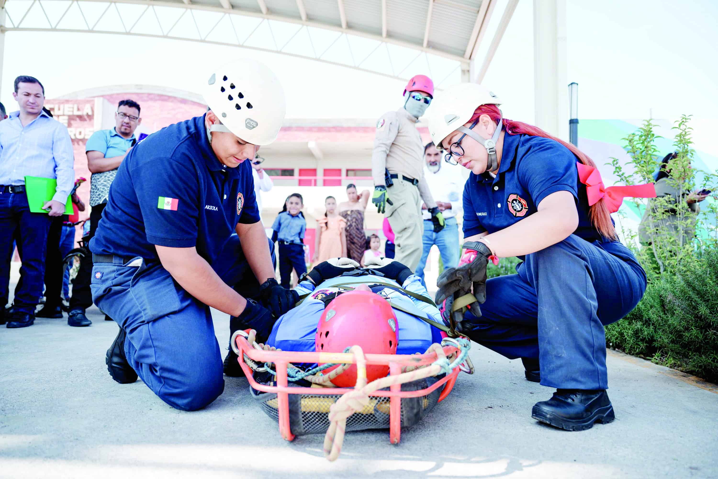 Alcalde de Saltillo reconoce a Bomberos en Graduación
