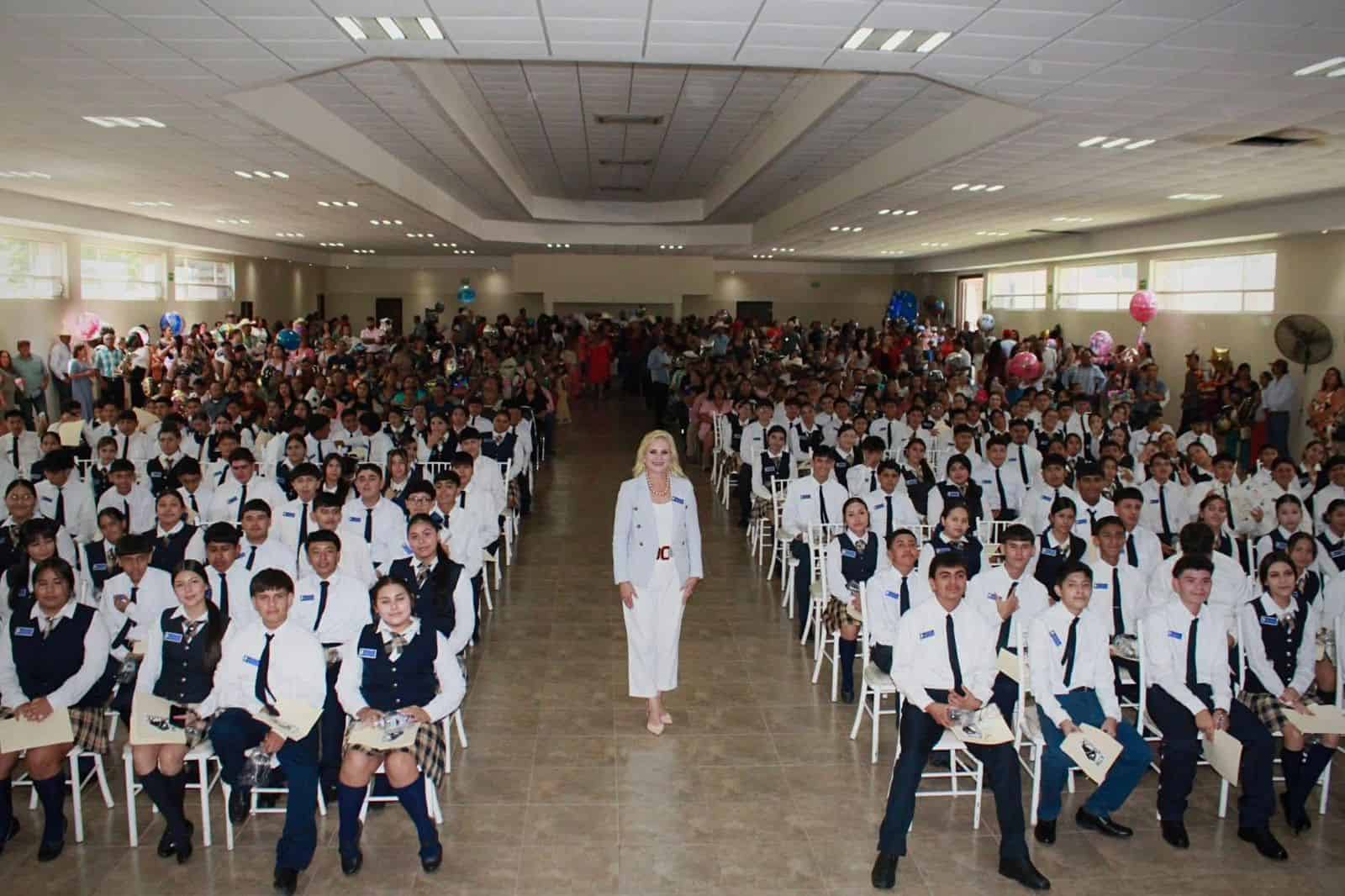Laura Jiménez Amadrina Graduación de Alumnos en Múzquiz