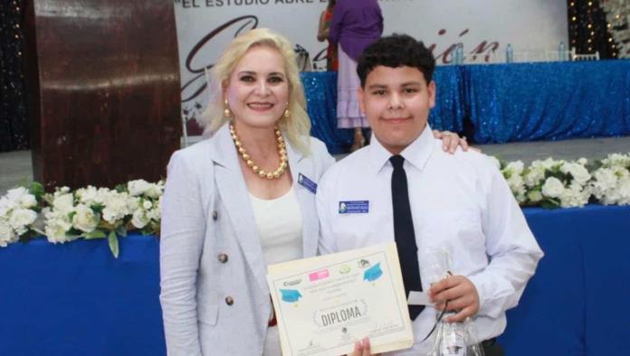Laura Jiménez Amadrina Graduación de Alumnos en Múzquiz