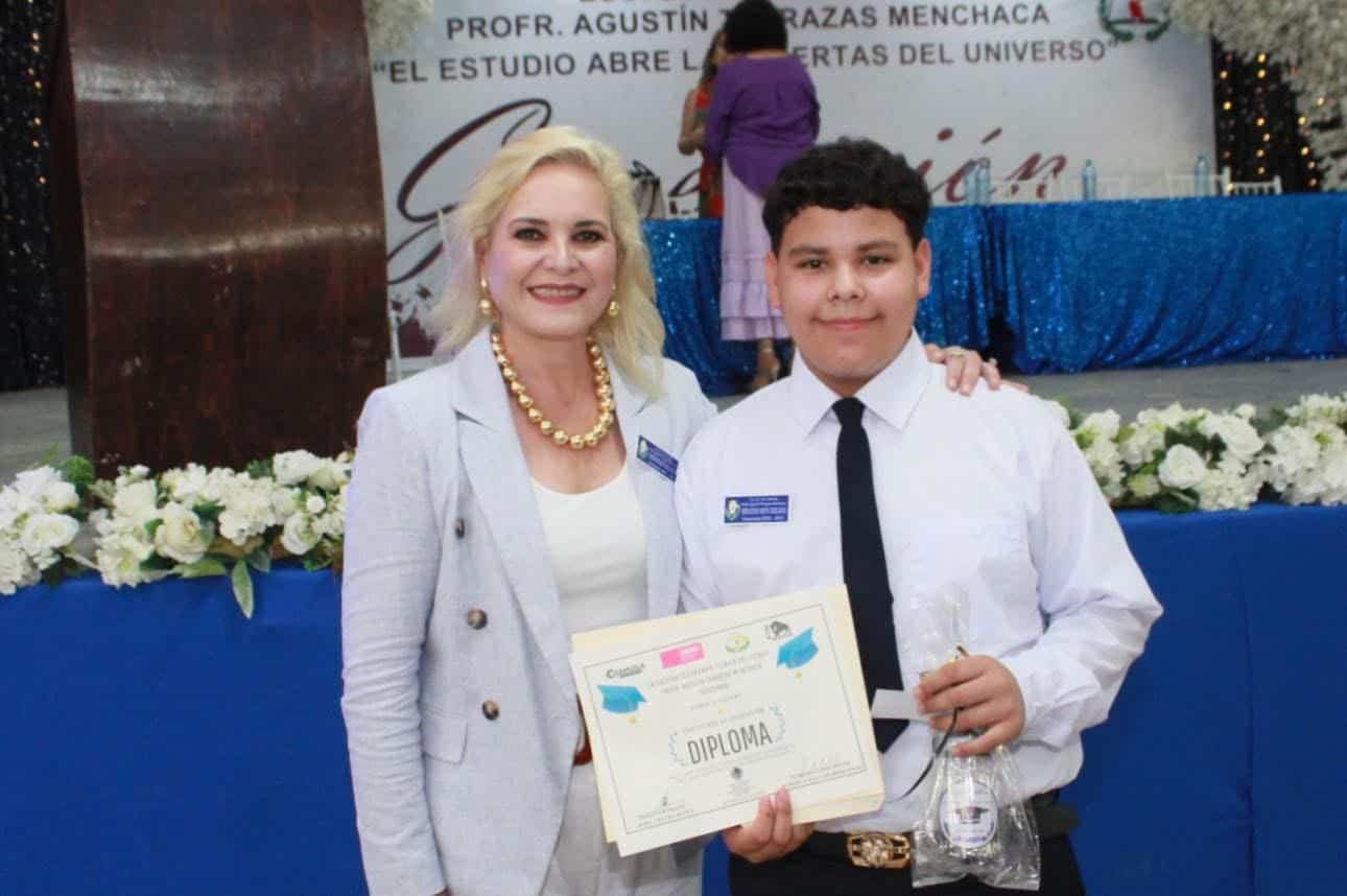 Laura Jiménez Amadrina Graduación de Alumnos en Múzquiz