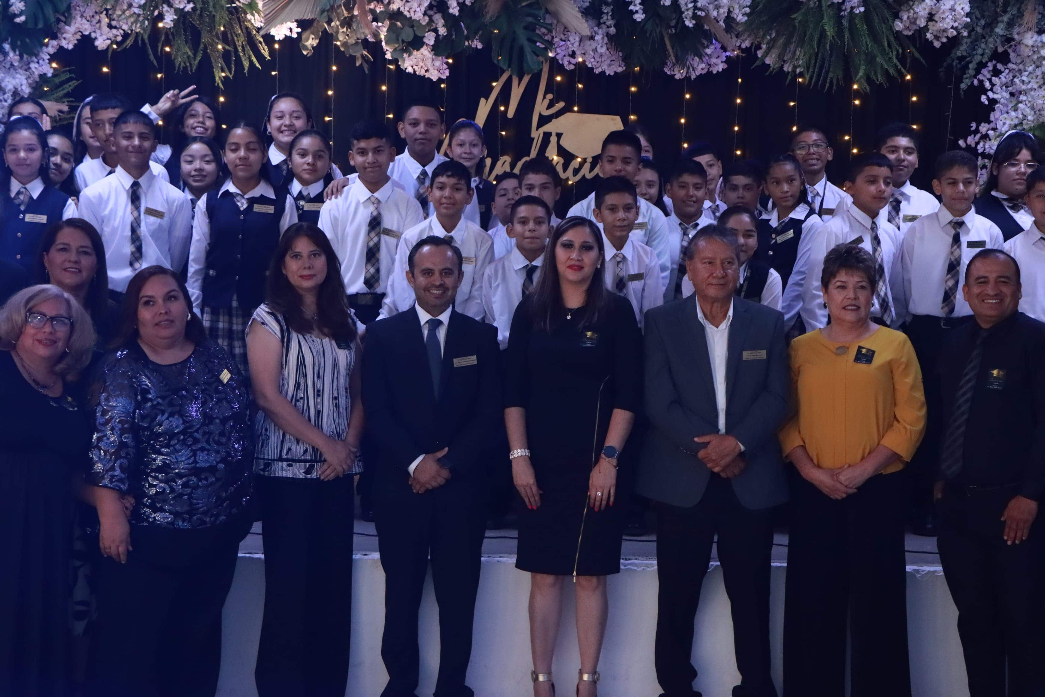 Alcalde de San Juan de Sabinas Padrino en Graduación de Primaria Miguel Ramos Arizpe