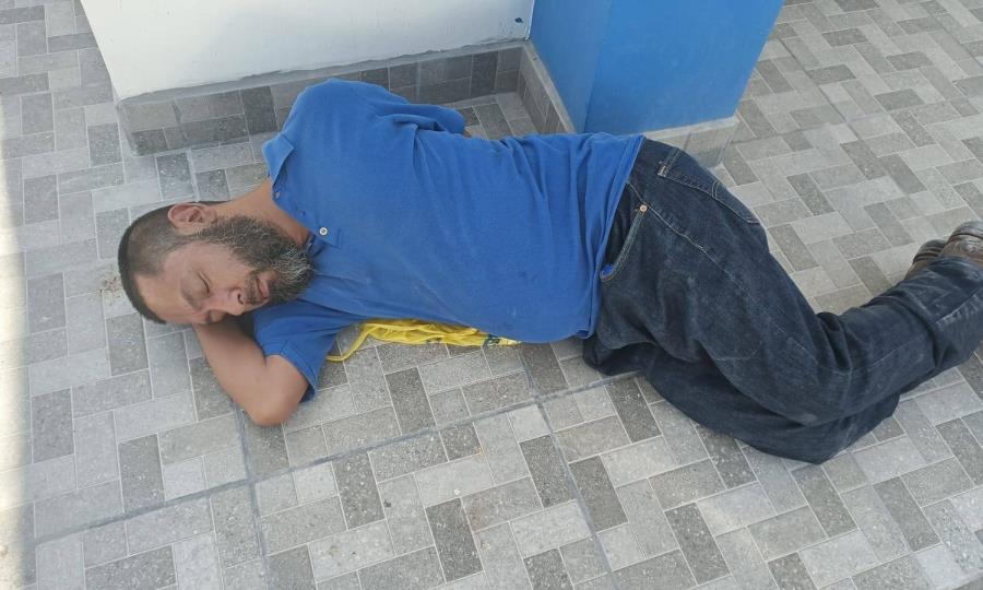 Hombre de Piedras Negras no encuentra trabajo, pero sí una borrachera espantosa