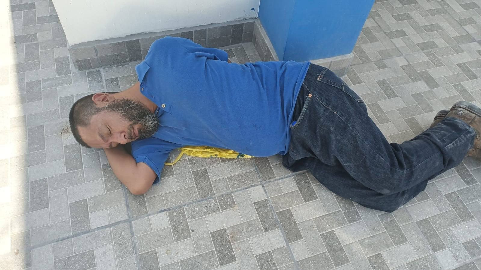 Hombre de Piedras Negras no encuentra trabajo, pero sí una borrachera espantosa