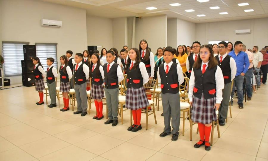 Familias y maestros celebran logro de estudiantes en Nava