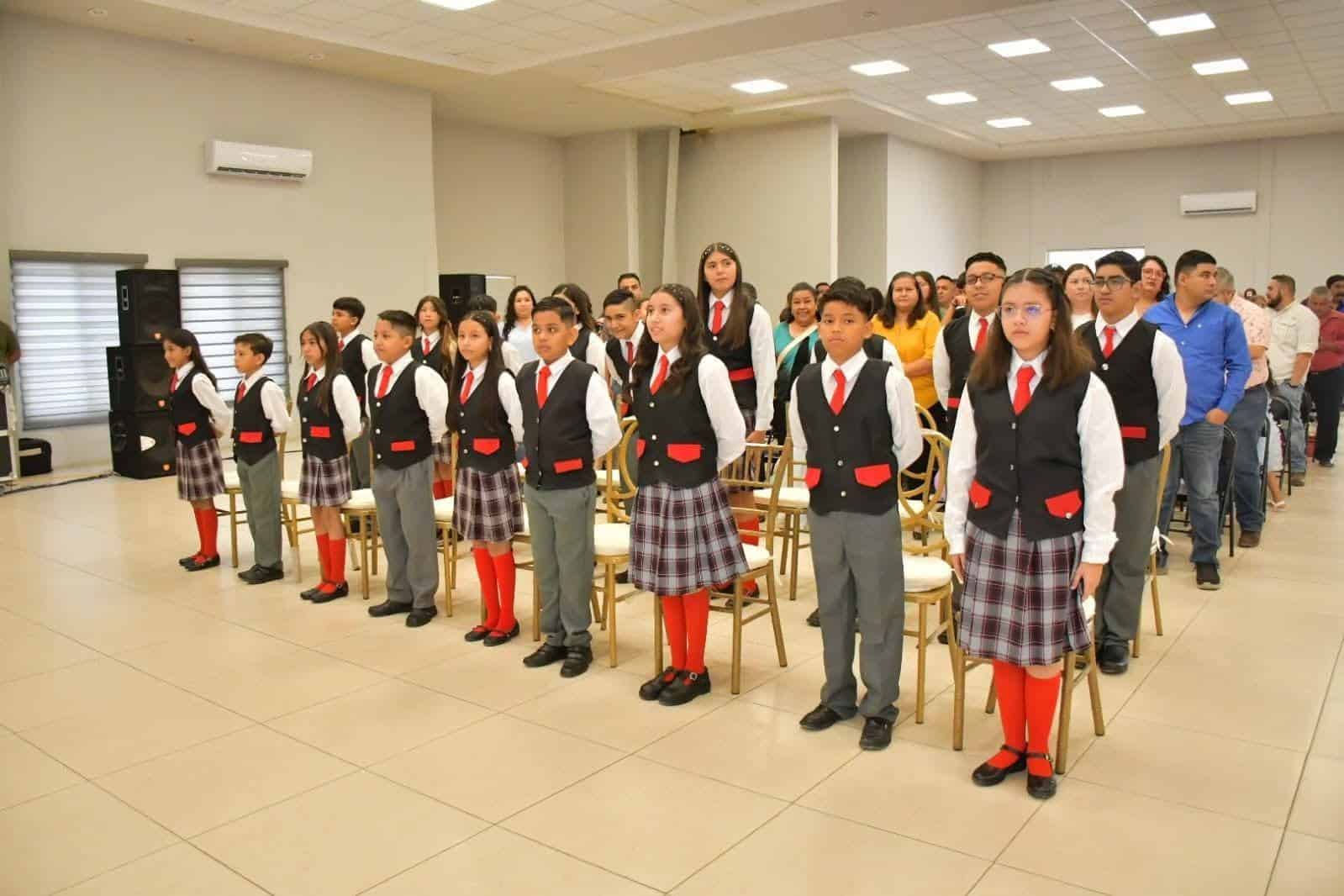 Familias y maestros celebran logro de estudiantes en Nava
