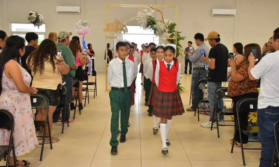 Emotiva graduación de estudiantes de la Escuela Venustiano Carranza