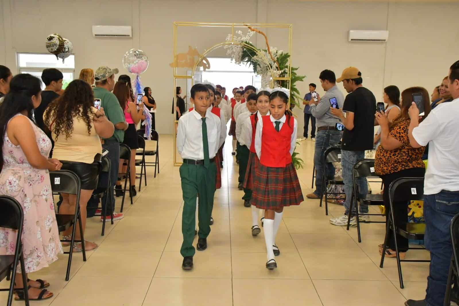 Emotiva graduación de estudiantes de la Escuela Venustiano Carranza