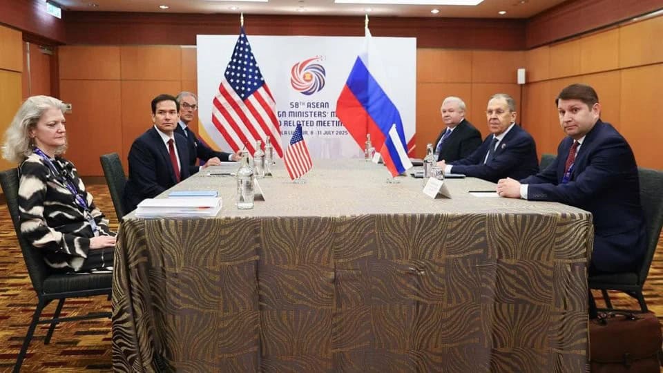 EU y Rusia hablan sobre solución a las crisis en Ucrania
