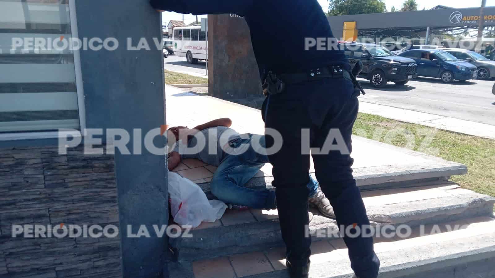 Cuerpos de Emergencia Alertados por Hombre Descansando en Banqueta