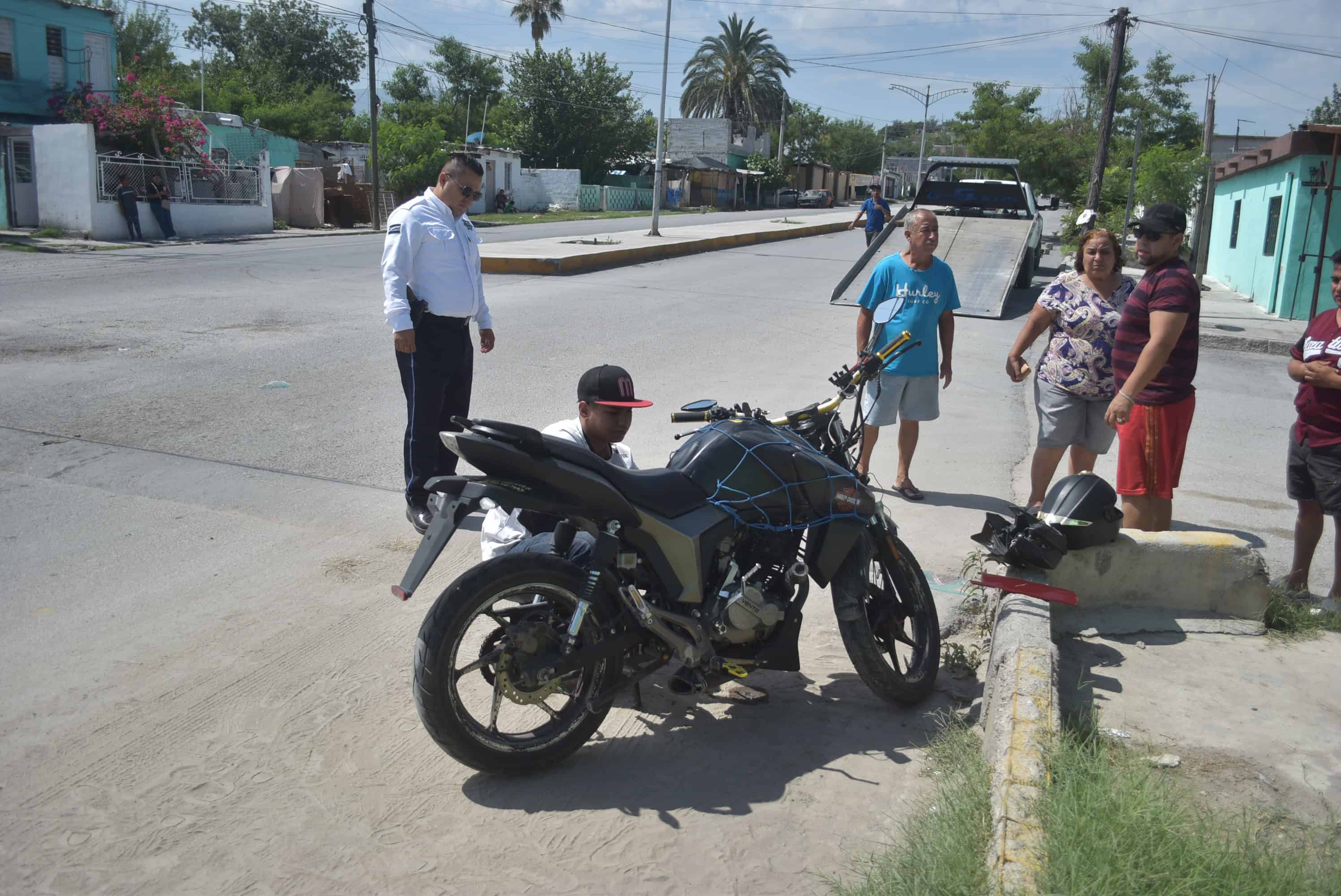 Joven motociclista choca con auto en Avenida Sur