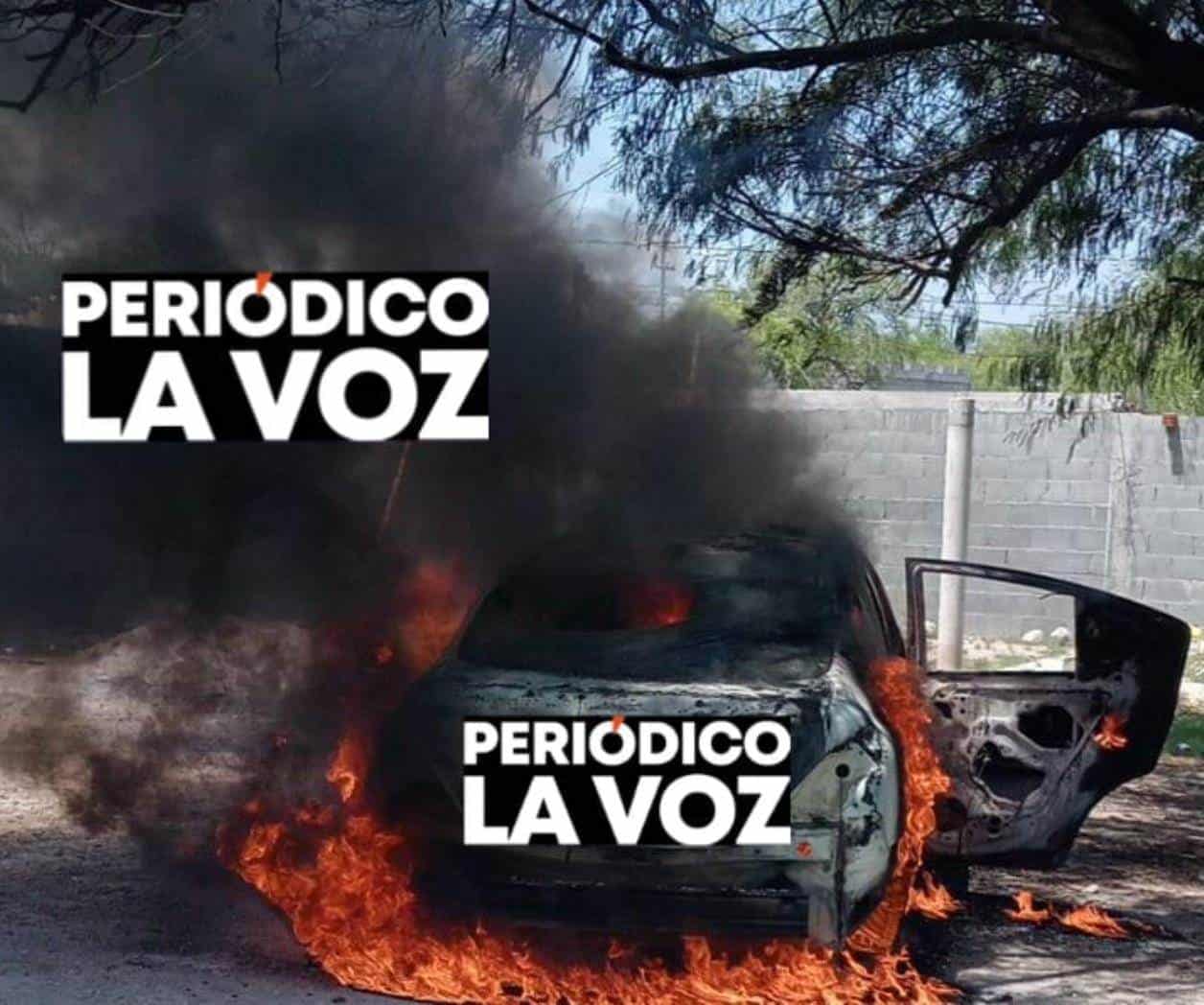 Fuego consume automovil por corto circuito 