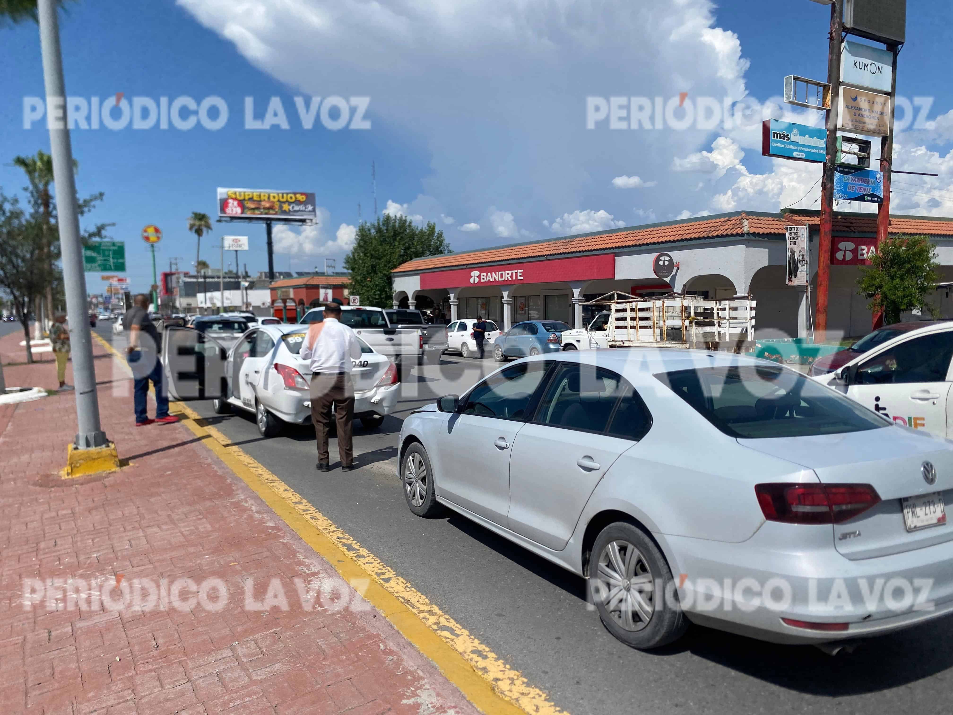 Accidente Vial en Monclova: Carambola en Harold R. Pape