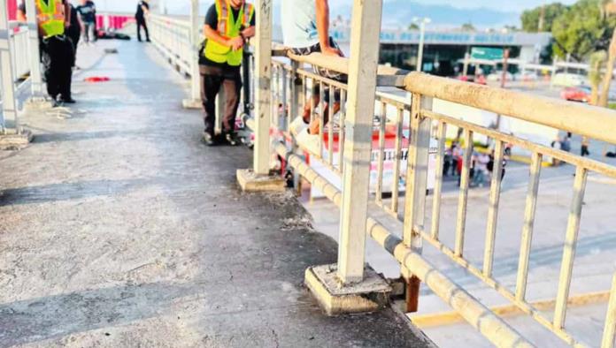 Persona en riesgo salvada por Cuerpo de Bomberos de Saltillo en puente peatonal