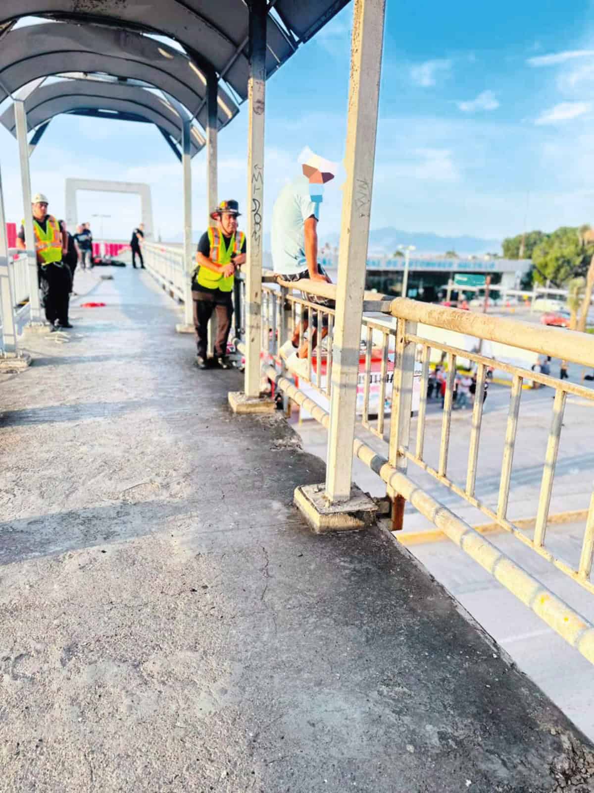 Persona en riesgo salvada por Cuerpo de Bomberos de Saltillo en puente peatonal