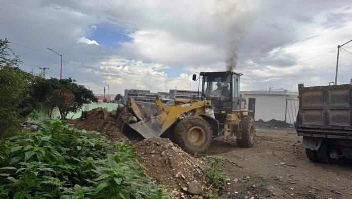Operativo municipal en Saltillo evita contaminación del arroyo por escombro
