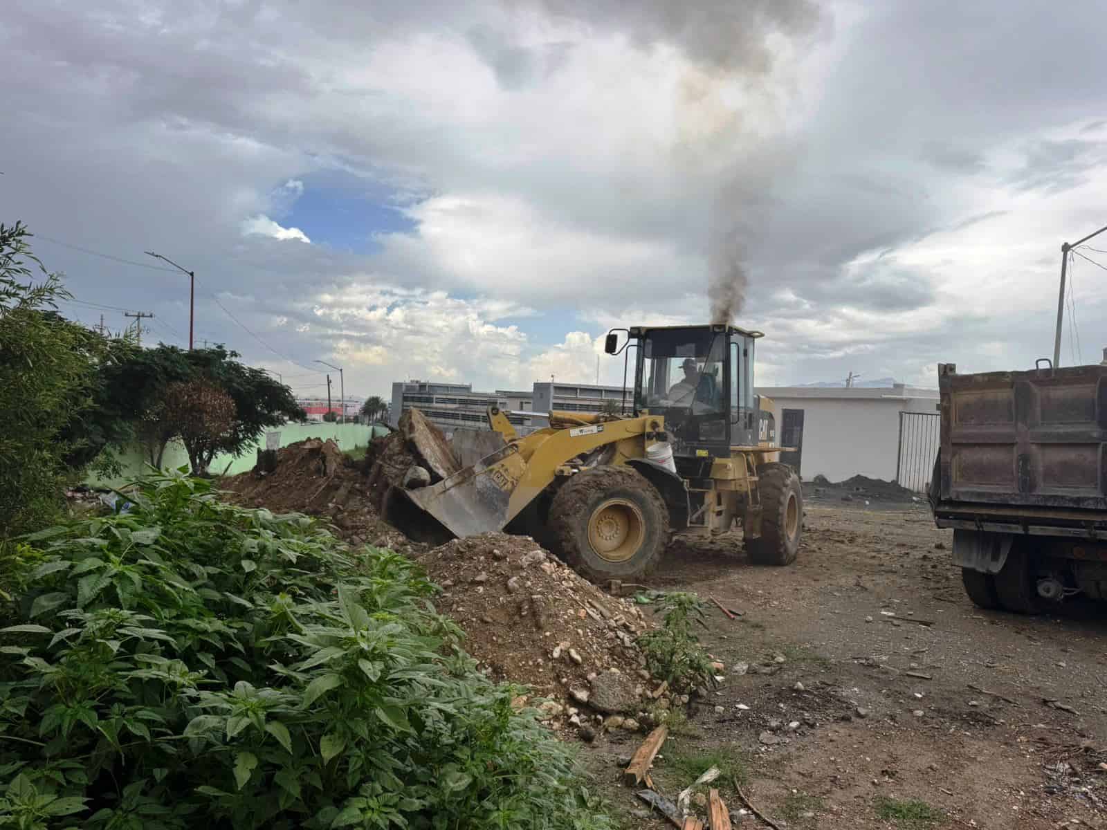 Operativo municipal en Saltillo evita contaminación del arroyo por escombro