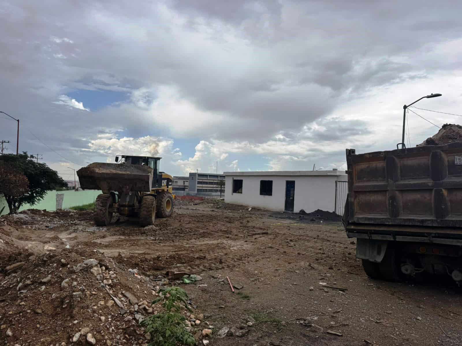 Operativo municipal en Saltillo evita contaminación del arroyo por escombro