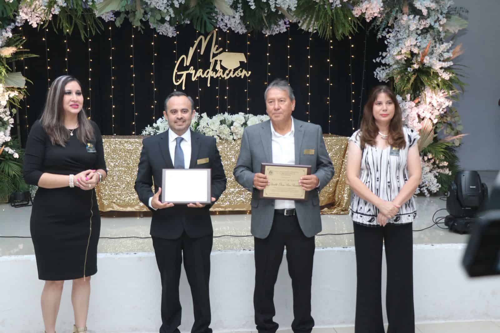 Emotiva ceremonia de graduación con alcalde de San Juan de Sabinas