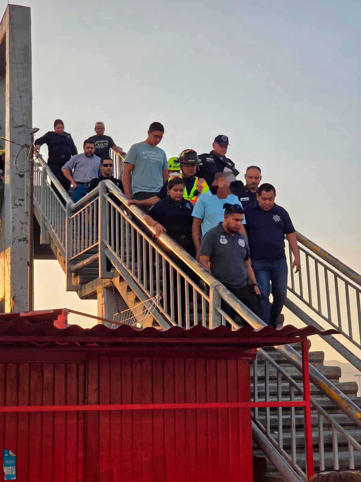 Intervención exitosa del H. Cuerpo de Bomberos en Saltillo para prevenir tragedia en puente peatonal