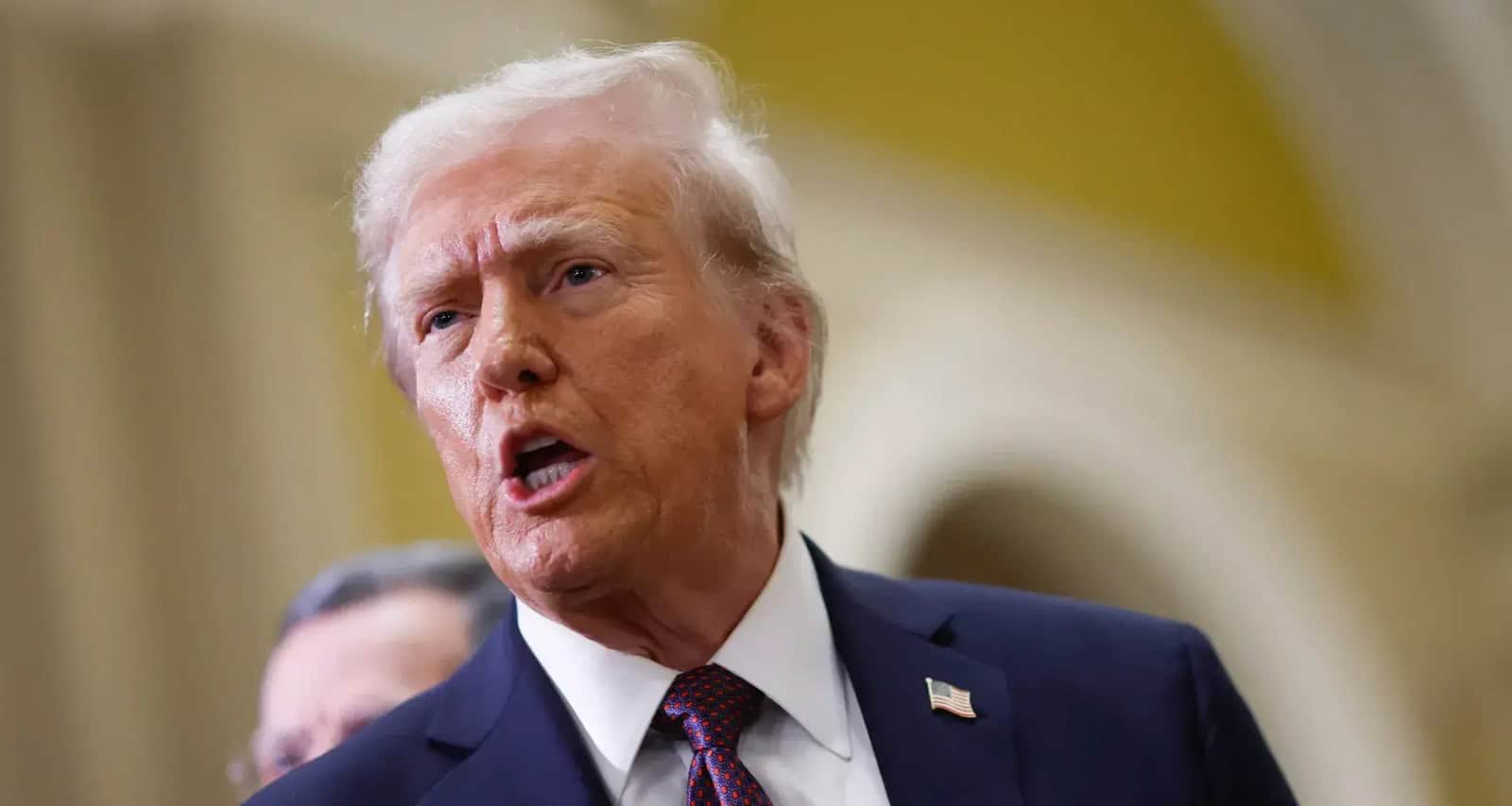 Trump impone aranceles del 35% a Canadá por tráfico de fentanilo