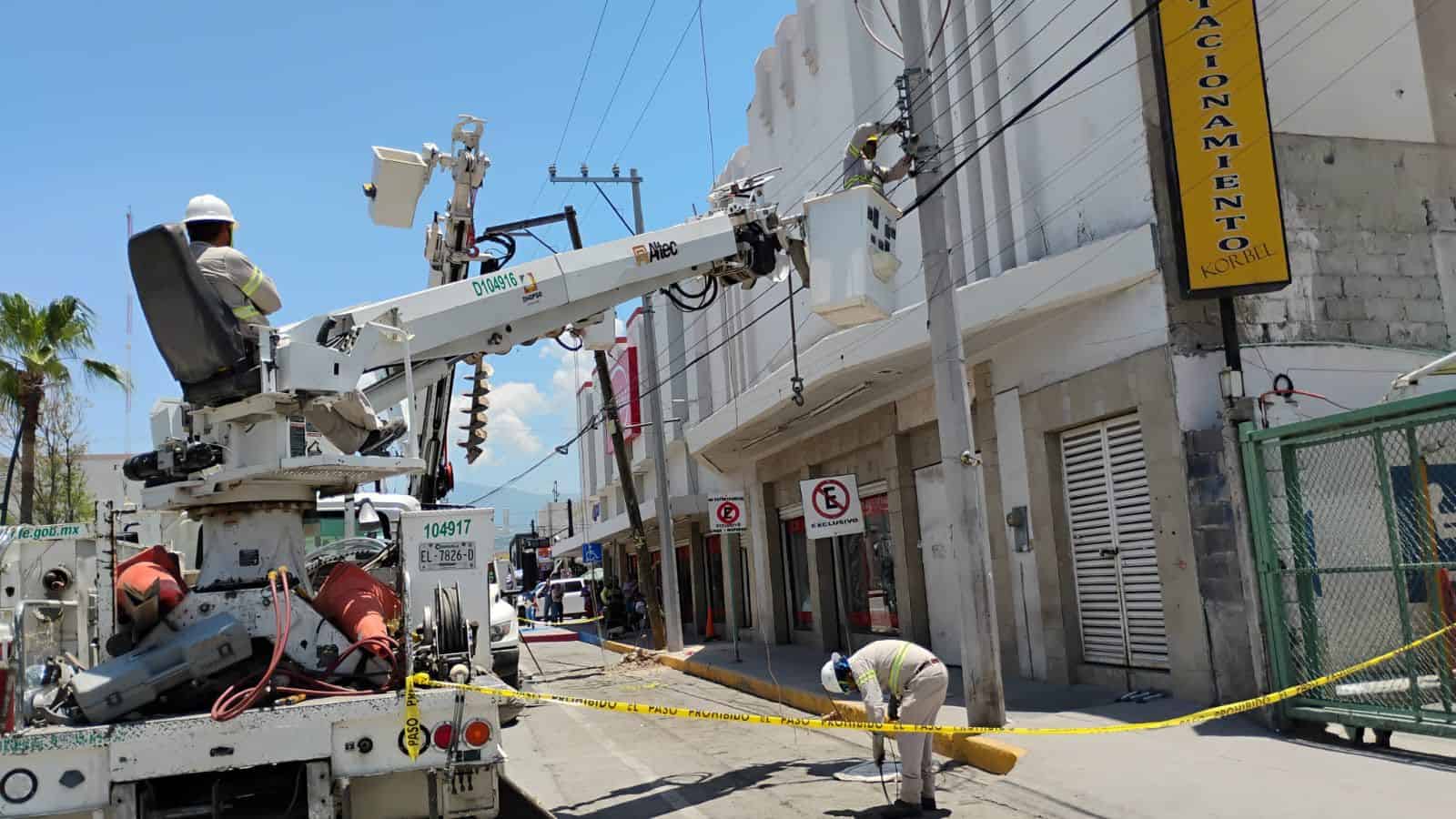 Poste a punto de colapsar provoca desorden vial en pleno Centro de Monclova