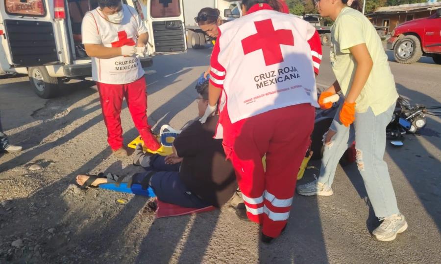 Joven motociclista embestido por camioneta en carretera estatal