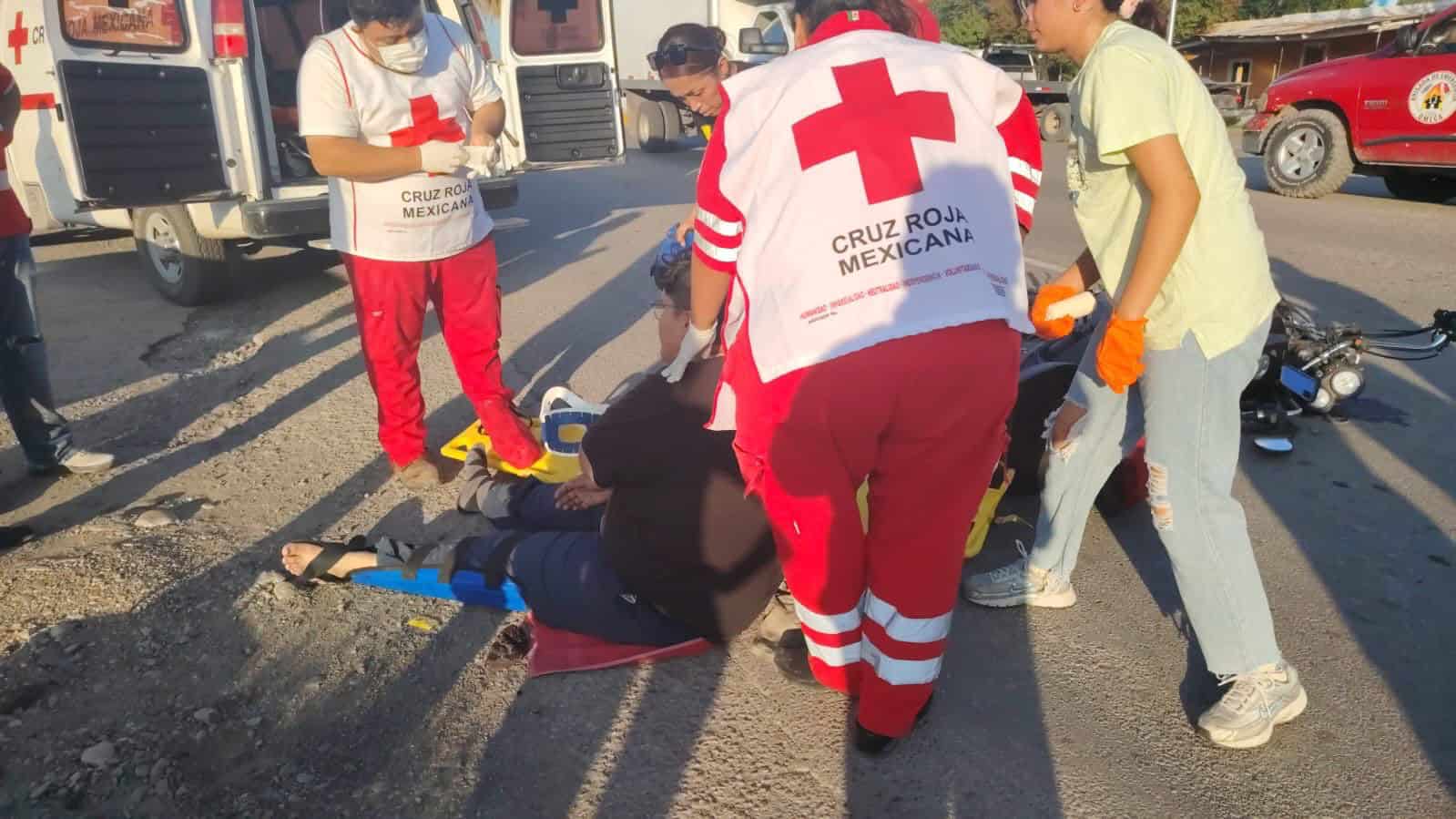 Joven motociclista embestido por camioneta en carretera estatal