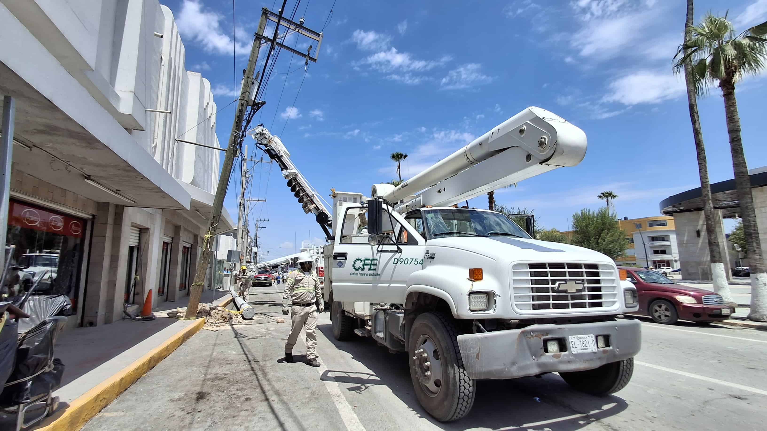 Cambio de poste de madera por concreto provoca corte de energía en Monclova