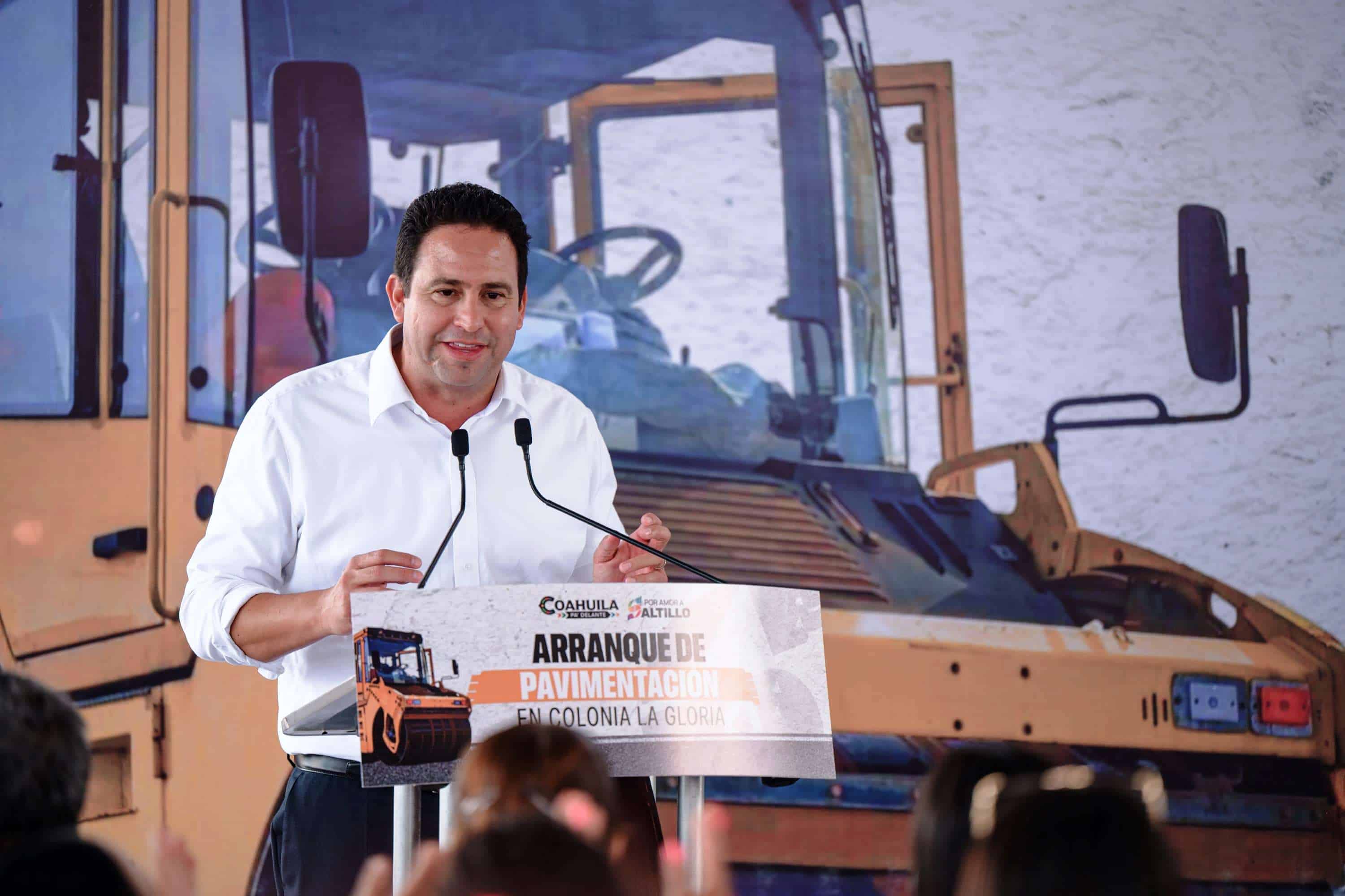 Alcalde Javier Díaz inicia obras de pavimentación en La Gloria, Saltillo