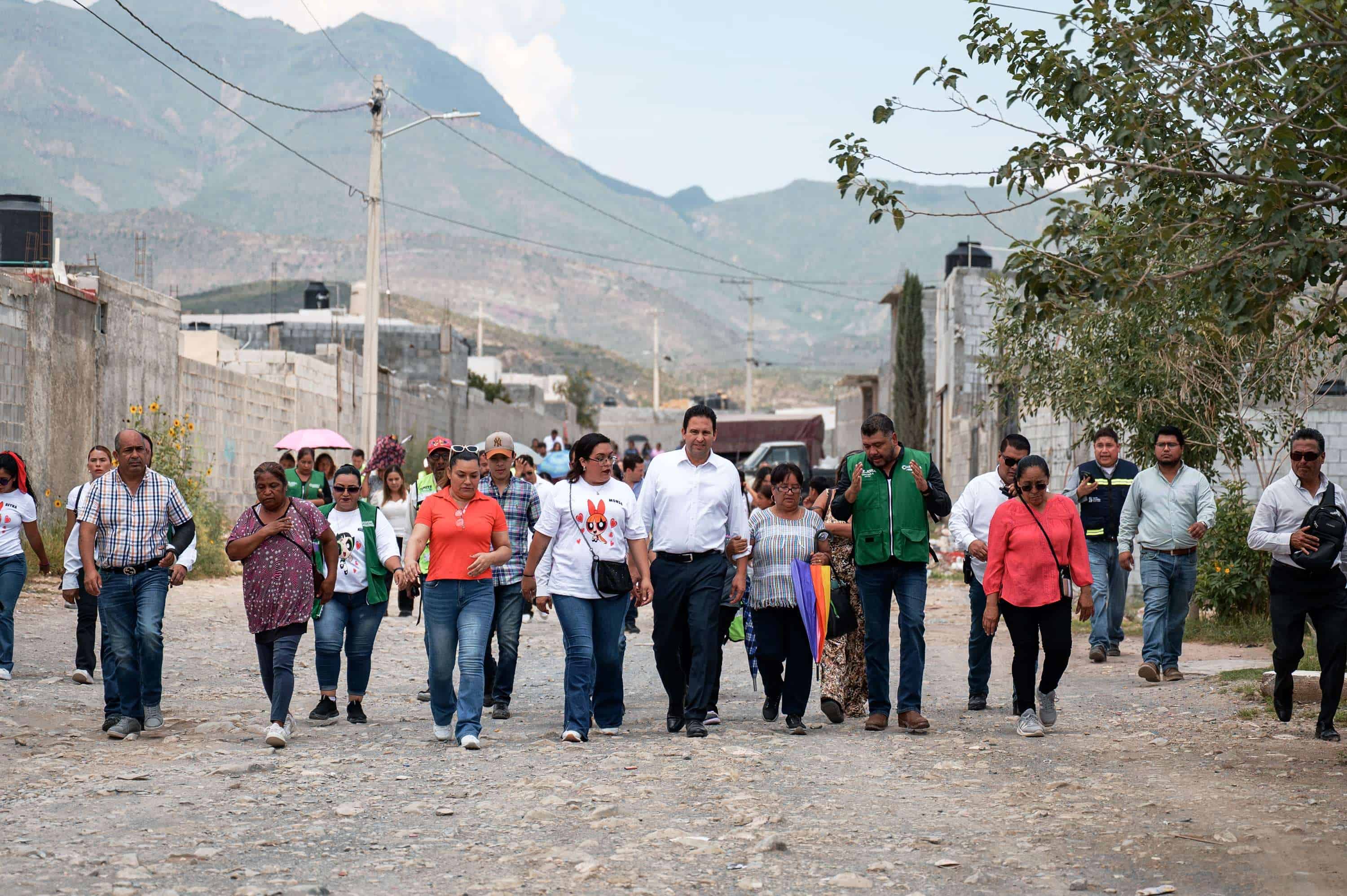 Alcalde Javier Díaz inicia obras de pavimentación en La Gloria, Saltillo