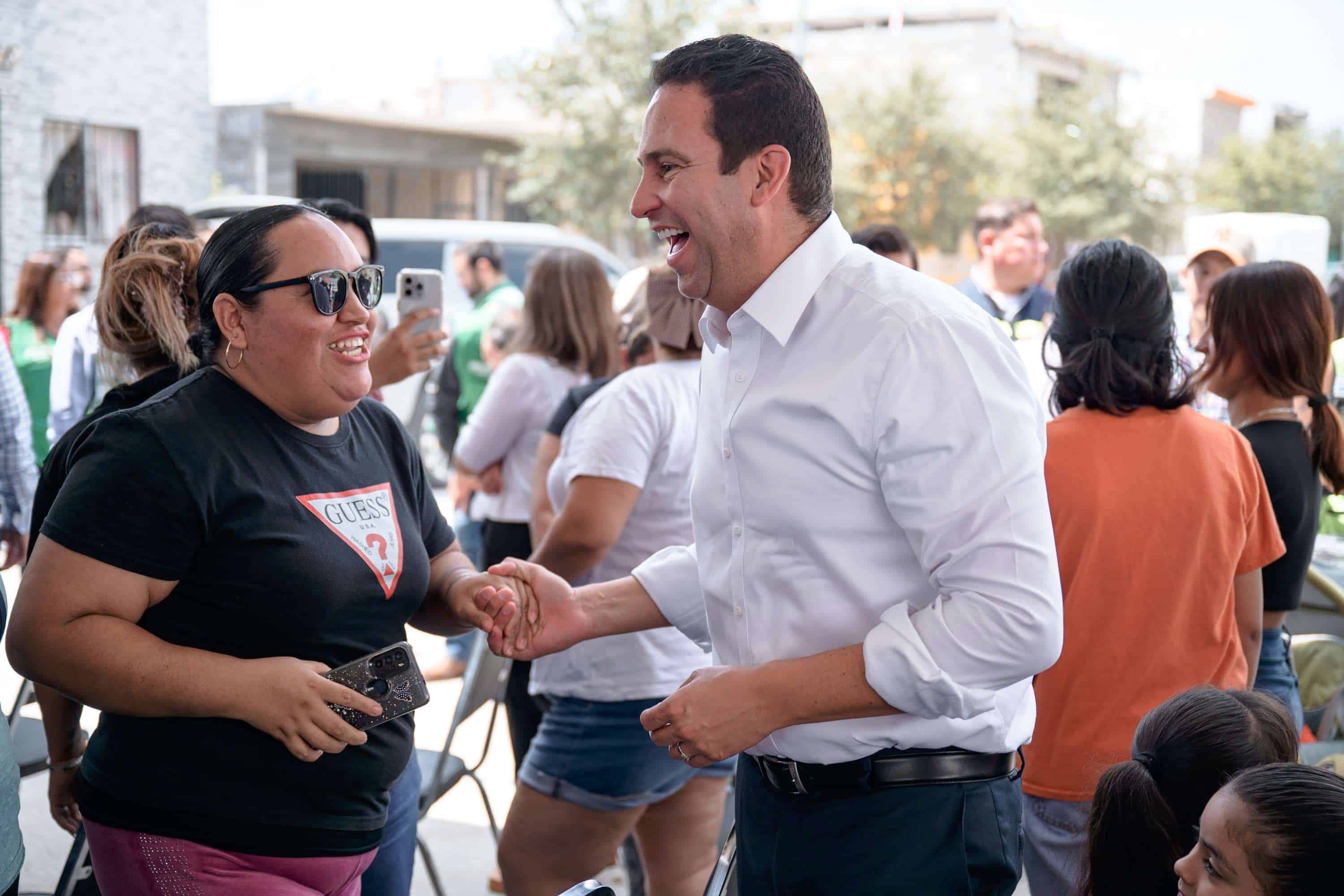 Alcalde Javier Díaz inicia obras de pavimentación en La Gloria, Saltillo