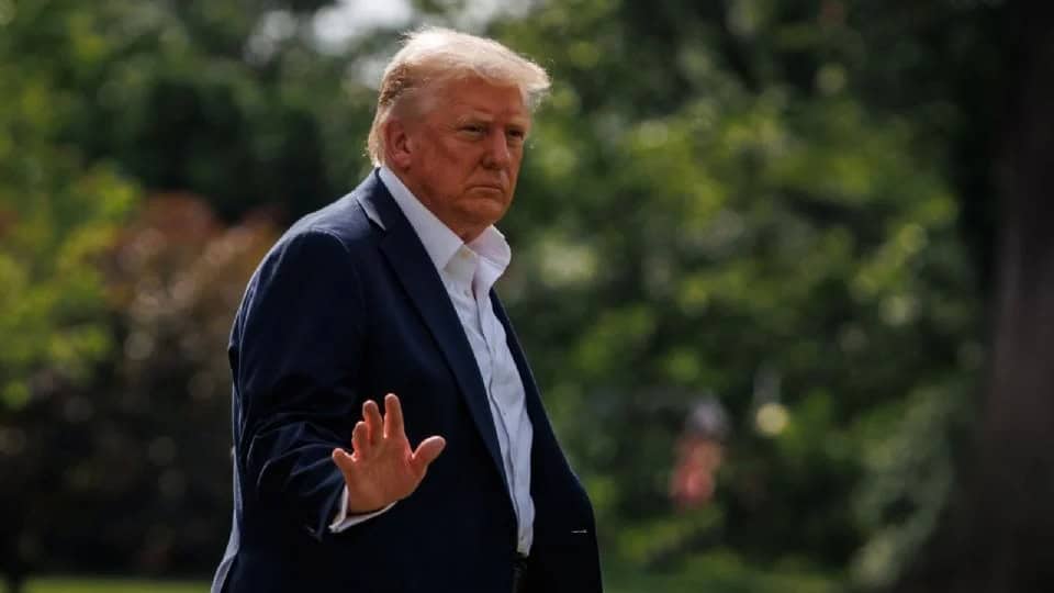 Trump impone aranceles comerciales del 30% a México