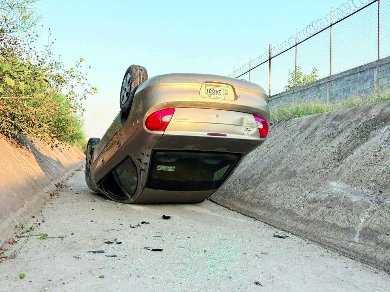 El auto fue abandonado por su conductor.