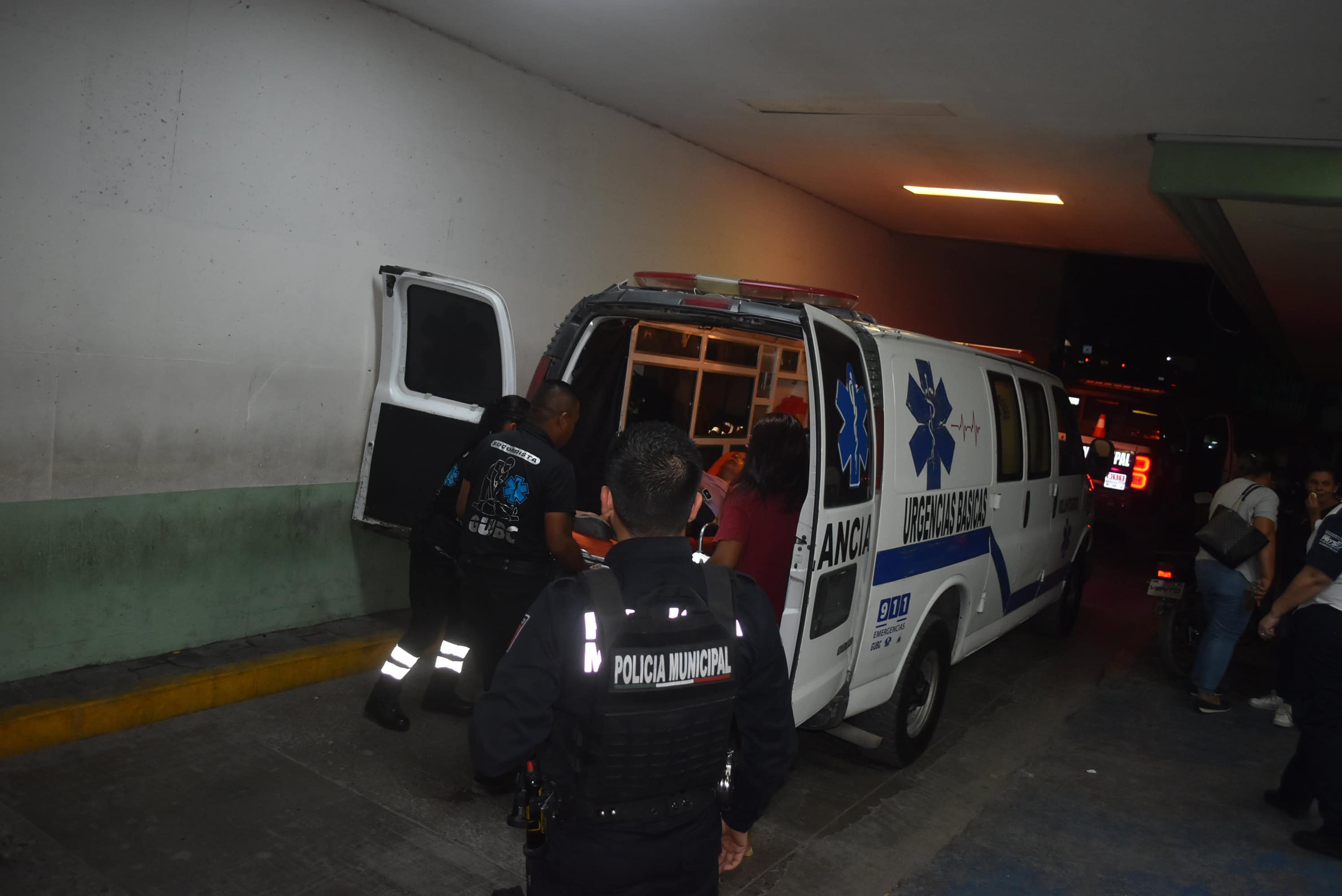 Escoltan ambulancia con mujer delicada