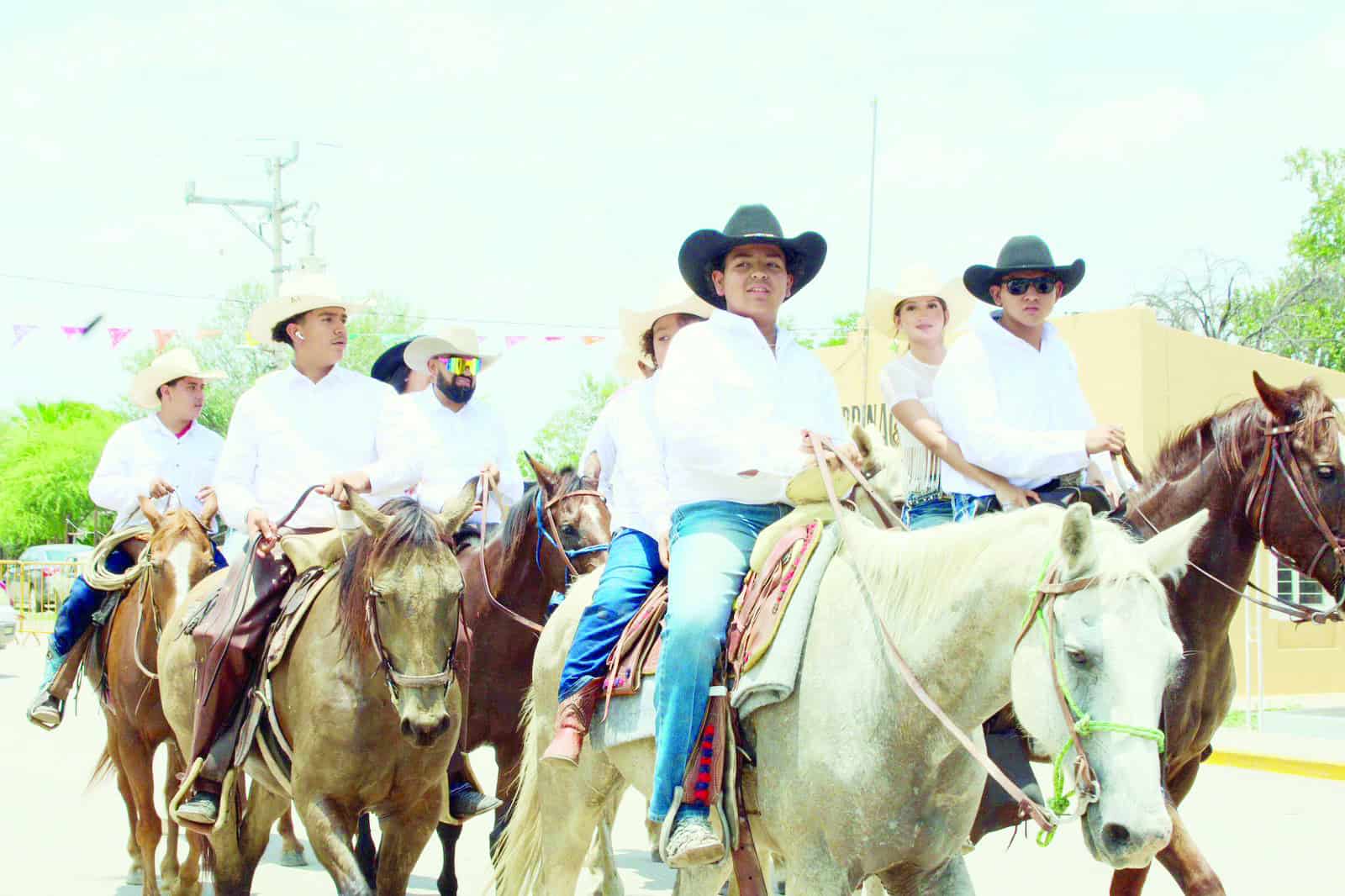 Celebra Rancherías su tradicional cabalgata