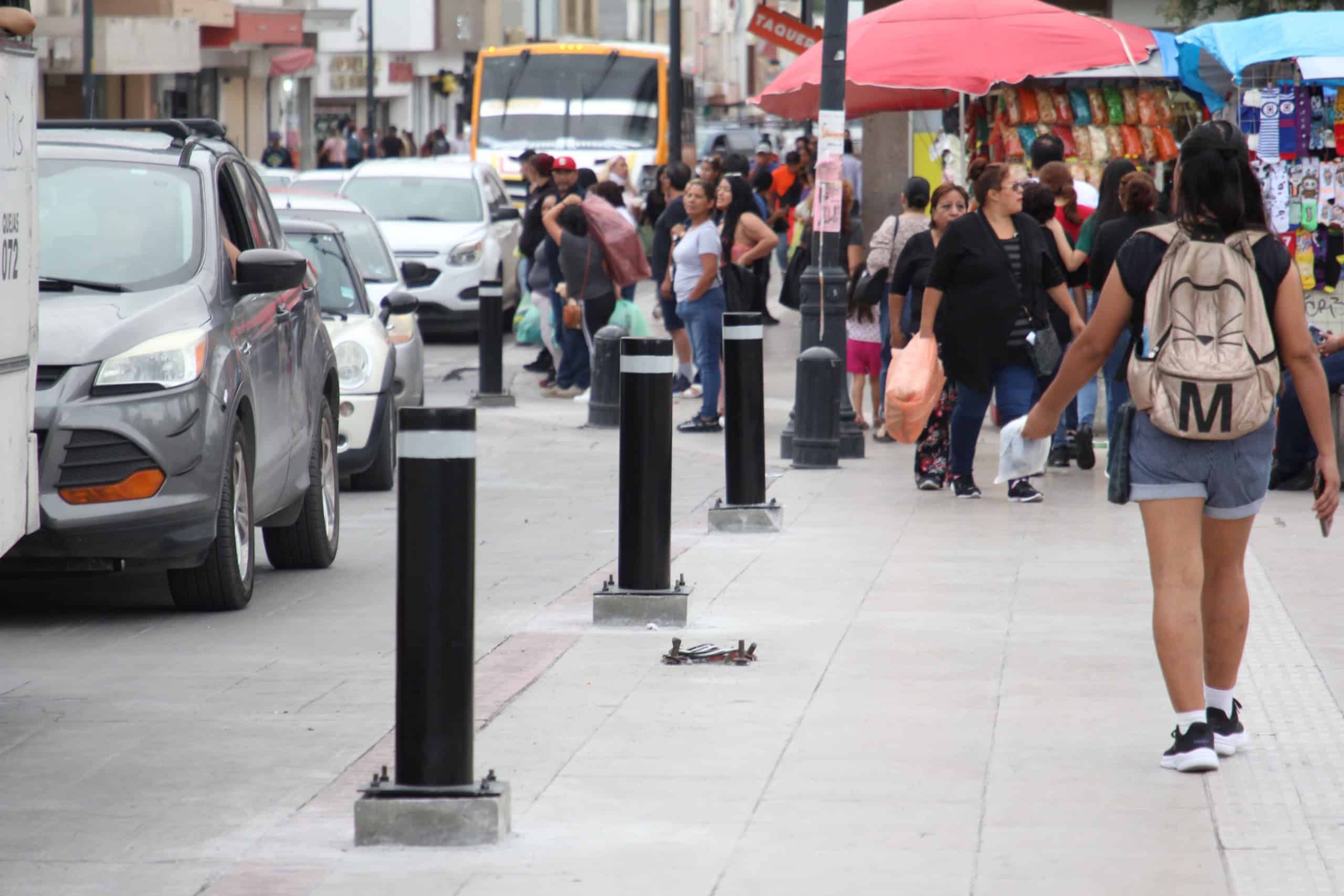 Instala Saltillo bolardos de seguridad en Distrito Centro