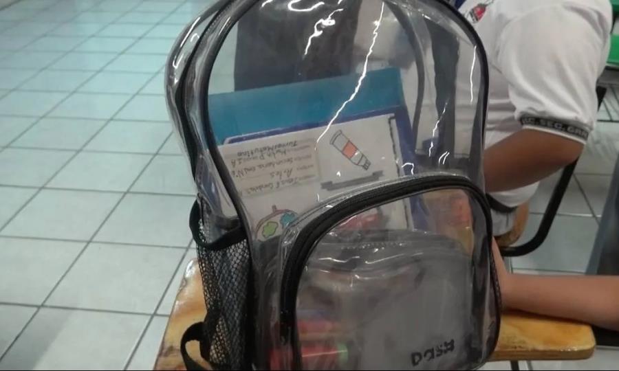 Elimina Jacobo Rodríguez becas escolares y las sustituye con mochilas
