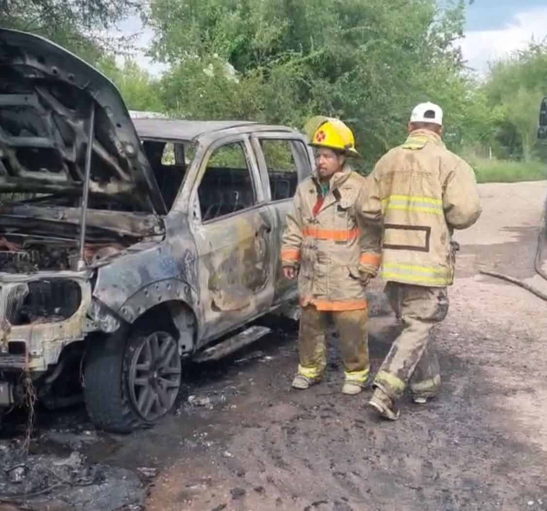 Camioneta se incendia en el Callejón El Atascoso; autoridades atienden emergencia