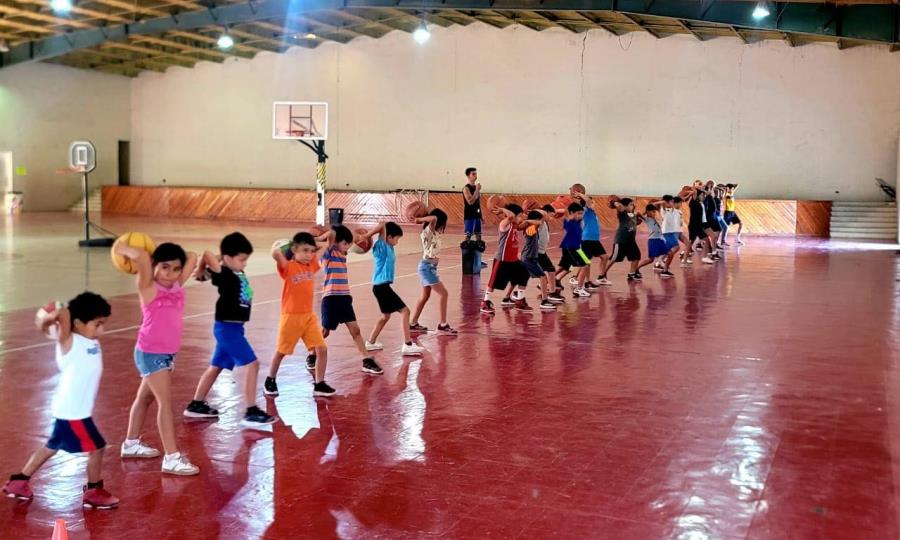 Niñez vive un verano activo en campamento de básquetbol en Allende …cabeza