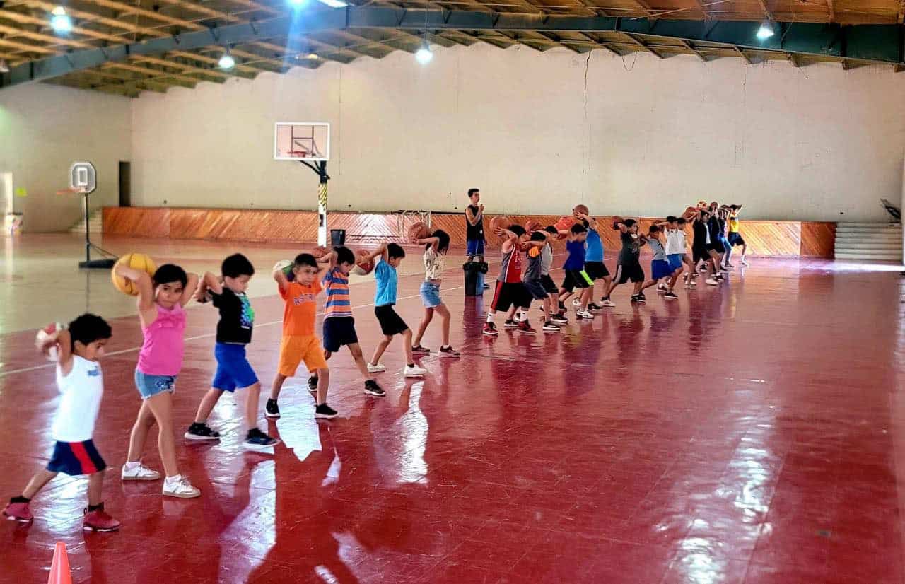 Niñez vive un verano activo en campamento de básquetbol en Allende ...cabeza